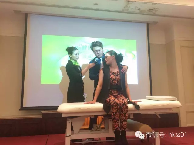 李橋博士為嘉賓做護(hù)理 李橋博士為嘉賓做護(hù)理